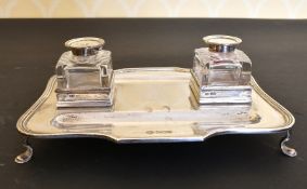 A HUTTONS OF SHEFFIELD RECTANGULAR SILVER INKSTAND with two bottles.Sheffield 1934. Weight 15ozs.