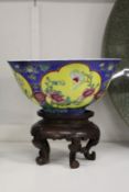 A small Chinese bowl on stand
