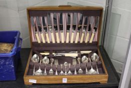 Cased canteen of cutlery