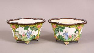 A PAIR OF CHINESE QIANLONG ENAMEL BOWLS, each decorated with a yellow ground and panels of figures