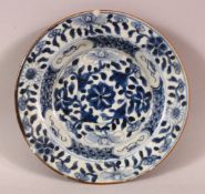 AN EARLY 18TH CENTURY CHINESE BLUE & WHITE PORCELAIN PLATE - decorated with floral display and