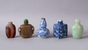 A MIXED LOT OF 5 CHINESE SNUFF BOTTLES, the lot comprising a small blue & white porcelain gourd