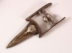 A 17TH CENTURY SOUTH INDIAN SILVER OVERLAID STEEL KATAR DAGGER, 23cm long.