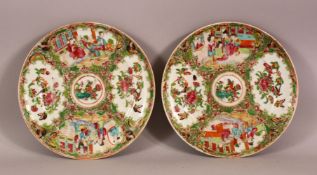 A PAIR OF 19TH CENTURY CHINESE FAMILLE ROSE PORCELAIN PLATES - decorate with typical scenes of