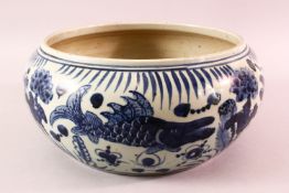 AN EARLY 20TH CENTURY CHINESE BLUE & WHITE PORCELAIN FISH BOWL - decorated with fish and algae -