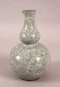 A SMALL 20TH CENTURY CHINESE CRACKLE GLAZED PORCELAIN DOUBLE GOURD VASE - 15CM