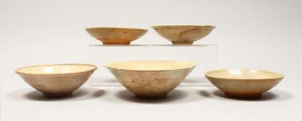 FIVE CHINESE POTTERY BOWLS.