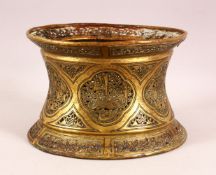 AN 18TH/19TH CENTURY MAMLUK REVIVAL DAMASCUS BRASS TRAY STAND, 23cm diameter, 15cm high.