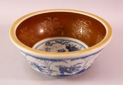 A FINE CHINESE BLUE & WHITE MING STYLE PORCELAIN BOWL - Decorated interior with carved floral