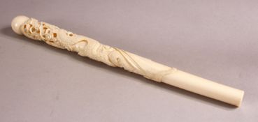 A VERY GOOD EARLY 20TH CENTURY JAPANESE CARVED IVORY PARASOL HANDLE