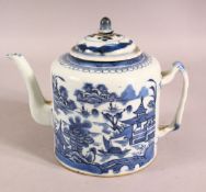 AN 18TH CENTURY QIANLONG CHINESE BLUE & WHITE PORCELAIN TEA POT - the body decorated with scenes