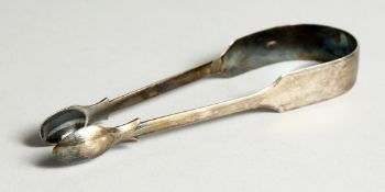 A PAIR OF GEORGE III SILVER FIDDLE PATTERN SUGAR TONGS. London 1804.