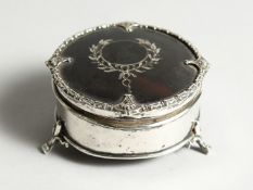 A GEORGE V SILVER AND TORTOISESHELL CIRCULAR PIN BOX, on three legs. 2.5ins diameter, Birmingham