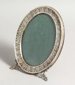 A CONTINENTAL OVAL EASLE PHOTOGRAPH FRAME 6.5ins x 4.5ins