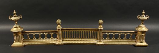A VERY GOOD 19TH CENTURY BRASS FRENCH FENDER with pierced grill, urn finials and pineapples 4ft 7ins