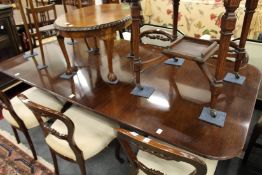 A GOOD GEORGE III DESIGN MAHOGANY TWIN PILLAR DINING TABLE with loose leaf. 6ft 6ins long, 3ft