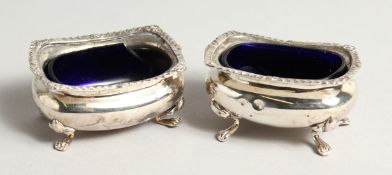 A SMALL PAIR OF MAPPIN AND WEBB SILVER SALTS