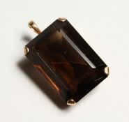 A GOLD TOPAZ SET PENDANT BROOCH