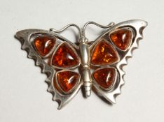 A SILVER AND AMBER BUTTERFLY PENDANT BROOCH