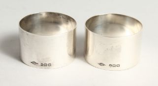 A PAIR OF PLAIN SILVER SERVIETTE RINGS Birmingham 1921