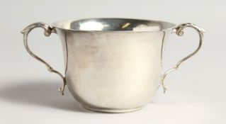 A PLAIN TWO HANDLED SILVER PORRINGER London 1917