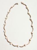 A 9CT. GOLD YELLOW GOLD AND PEARL NECKLACE 40cm long