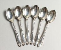 A SET OF 6 SILVER TEASPOONS Sheffield, 1932 Maker E.V.