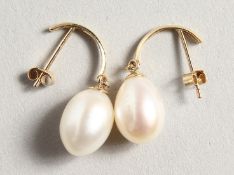 A PAIR OF 9CT GOLD FRESHWATER PEARL EARRINGS