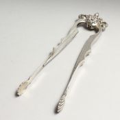 AN ORNATE PAIR OF CONTINENTAL SILVER SUGAR TONGS 6.5ins long