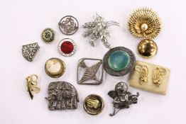 A quantity of bijouterie.