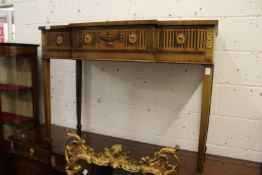 The matching serving table.