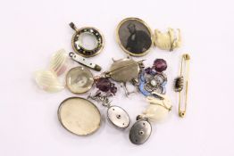 A small collection of jewellery.