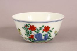 A CHINESE PORCELAIN TEA BOWL, painted with chickens, chicks and flowers, six character mark to base,