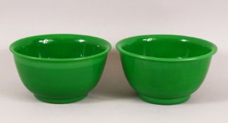 A PAIR OF CHINESE PEKING GREEN GLASS BOWLS, 11CM