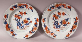 A PAIR OF 18TH CENTURY CHINESE IMARI PORCELAIN PLATES - each decorated with floral display in