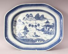 AN 18TH / 19TH CENTURY BLUE & WHITE PORCELAIN MEAT PLATE - upon four raised feet with native