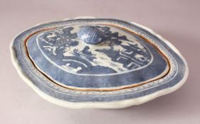 AN 18TH CENTURY CHINESE BLUE & WHITE PORCELAIN TUREEN & COVER - decorated with native landscape