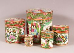 A MIXED LOT OF 5 19TH CENTURY CHINESE CANTON FAMILLE ROSE PORCELAIN ITEMS -comprising 5 x