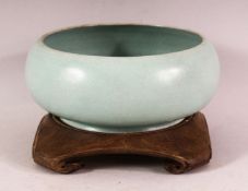 A CHINESE SONG STYLE POTTERY CELADON BOWL & STAND - the bowl with a celadon crackle glaze, the