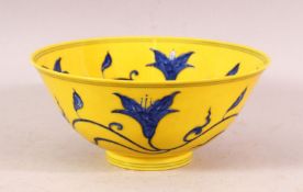 A CHINESE YELLOW GROUND PORCELAIN FLORAL BOWL - yellow ground with blue floral decoration, the