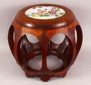 A CHINESE CARVED WOOD TABLE & INSET FAMILLE ROSE PORCELAIN PANEL TOP - the barrel table with eight