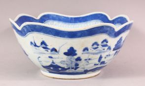 AN 18TH / 19TH CENTURY CHINESE BLUE & WHITE PORCELAIN BOWL, of quatrefoil form, decorated with