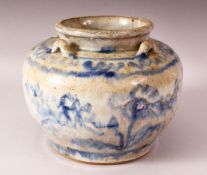 AN 18TH / 19TH CENTURY CHINESE BLUE & WHITE PORCELAIN JAR - with colbalt blue scroll decoration with