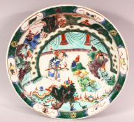 A CHINESE KANGXI STYLE FAMILLE VERTE PORCELAIN DISH - decorated with theatre actors in warrior