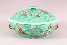A LARGE 19TH / 20TH CENTURY CHINESE FAMILLE ROSE PORCELAIN BOWL & COVER - decorated with a turquoise