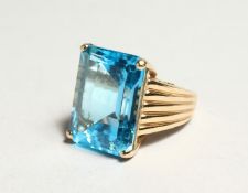 A GOOD 18CT GOLD LARGE TOPAZ SET RING.