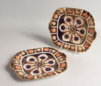 A PAIR OF CROWN DERBY JAPAN PATTERN SQUARE DISHES No. 9021 10.5ins long
