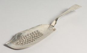 A GEORGE IV FIDDLE PATTERN FISH SLICE London 1825, maker W.R.