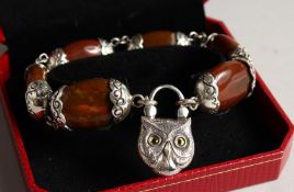 A SILVER 'SCOTTISH' AGATE SET TOGGLE BRACELET