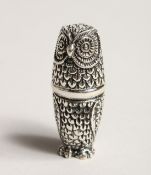 A NOVELTY SILVER OWL THIMBLE CASE